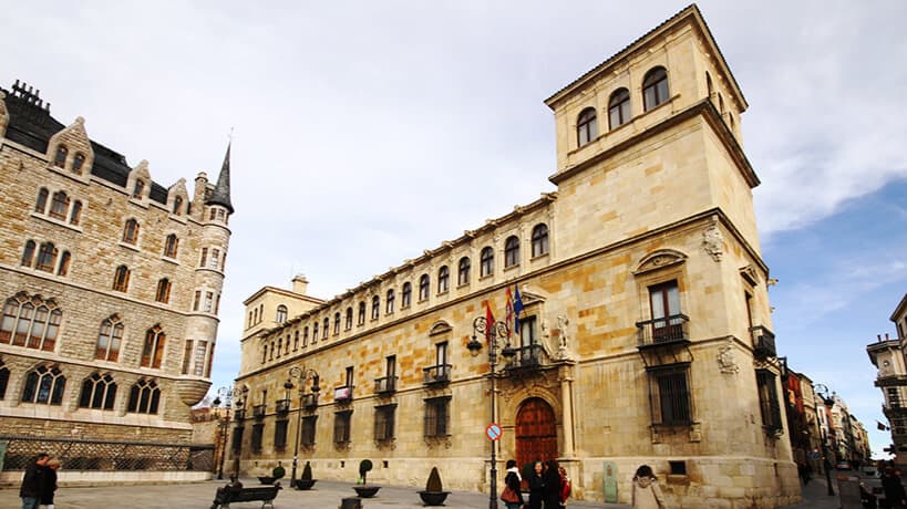 Guzmanes Palace en Leon