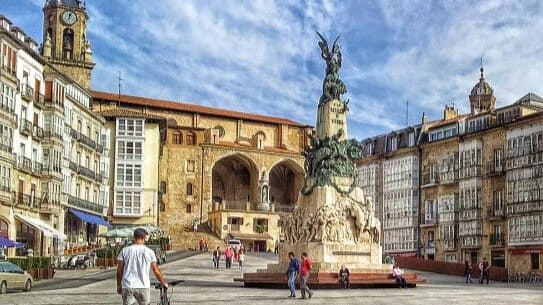 White Virgin Square en Vitoria-Gasteiz
